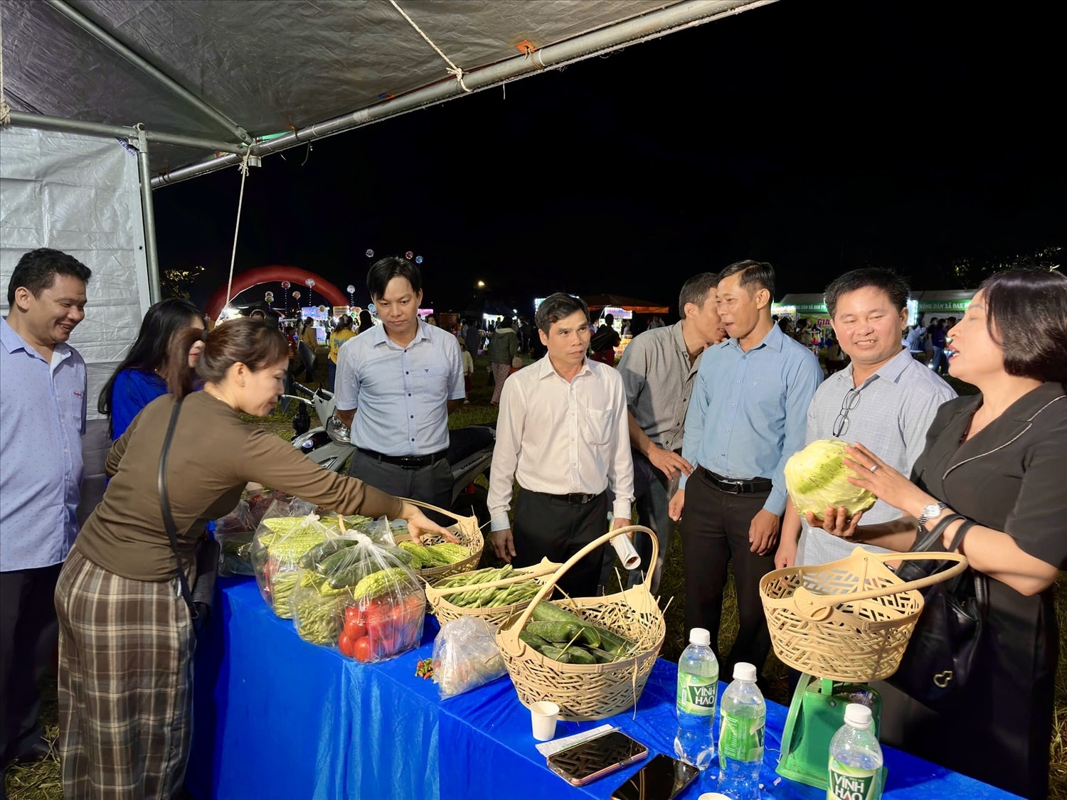 Phiên chợ thu hút đông đảo người dân đến tham quan, mua sắm Phiên chợ thu hút đông đảo người dân đến tham quan, mua sắm