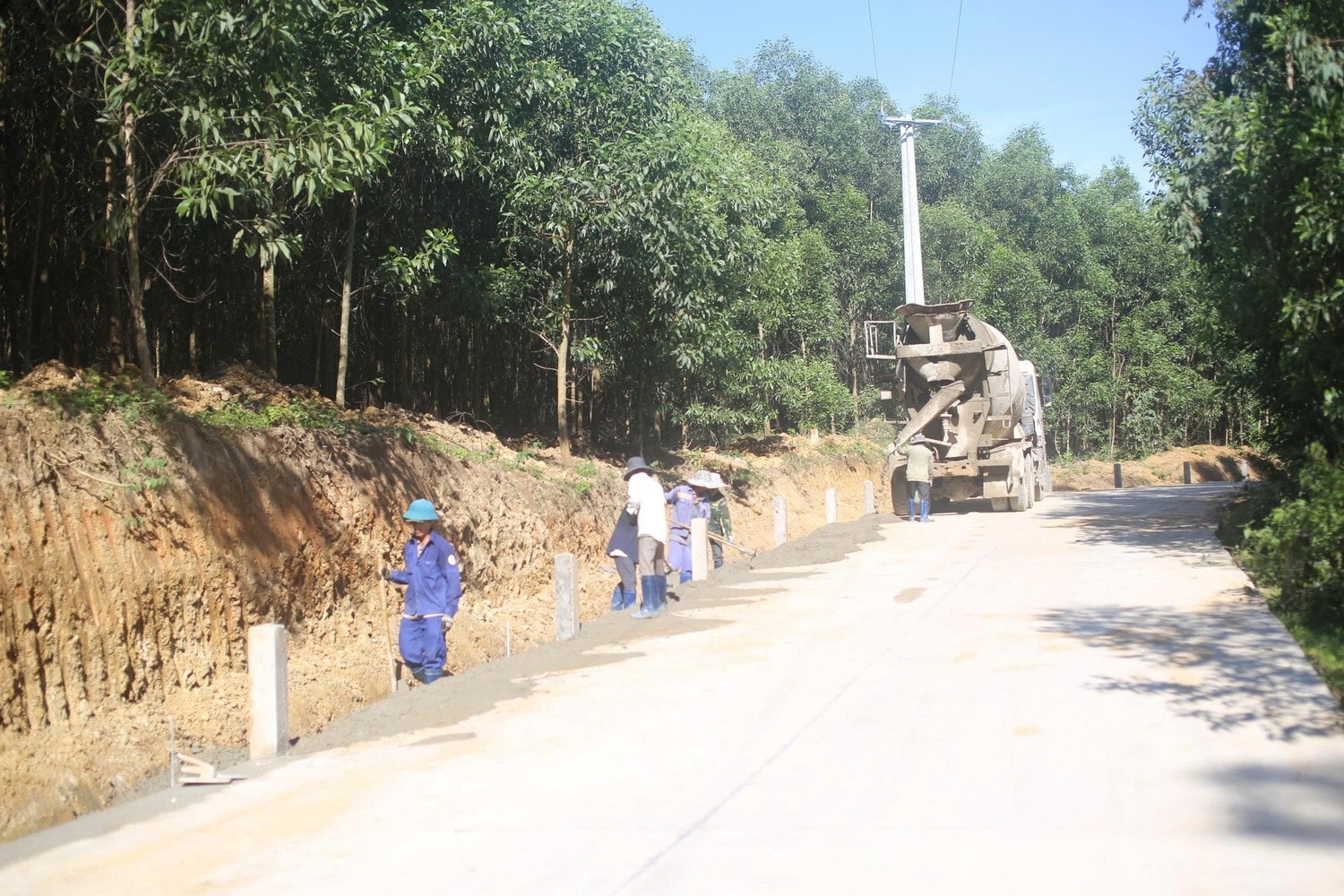 Con đường đến làng Canh Tiến đã thành hình (Ảnh T.L)