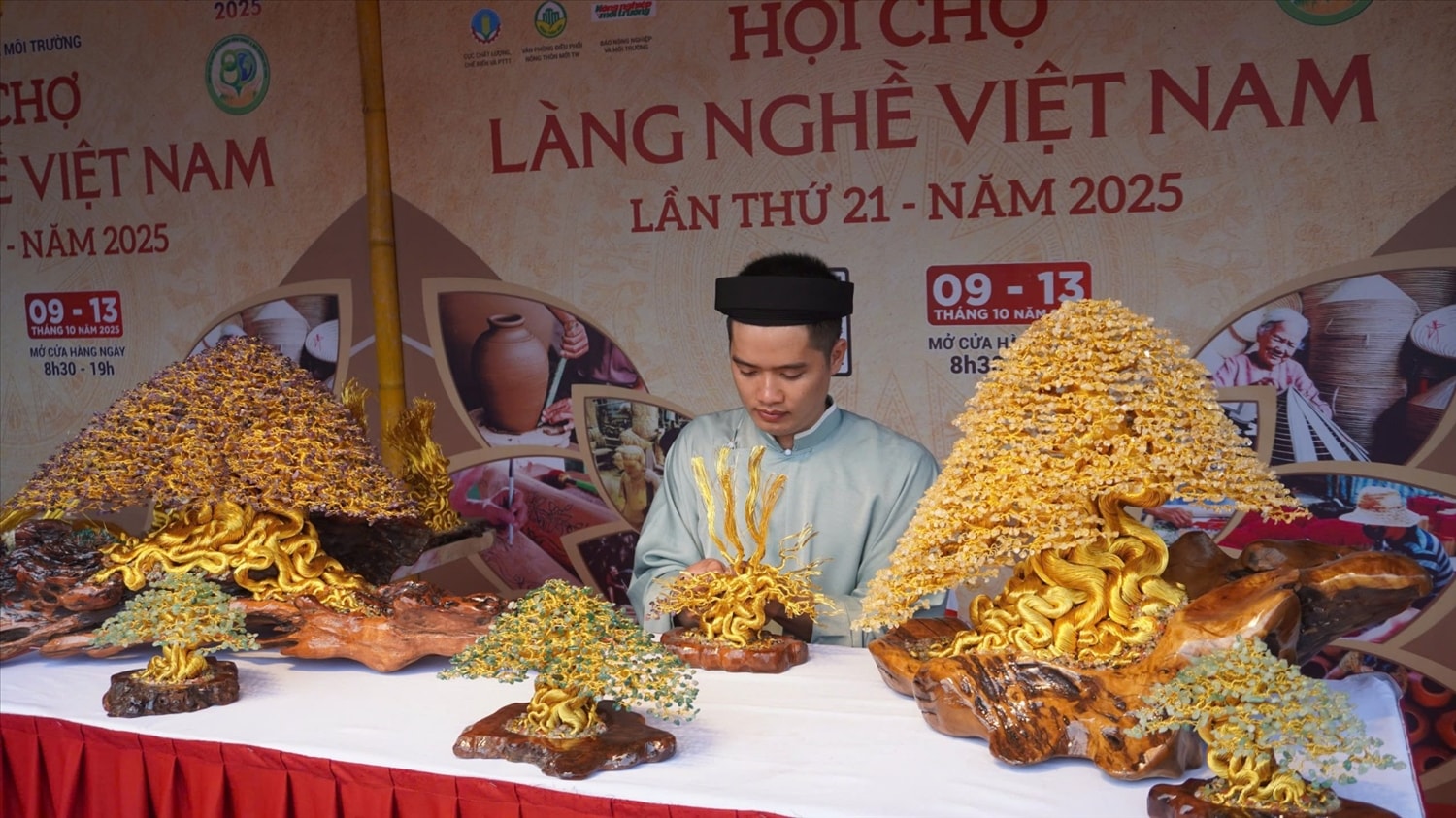 Một gian sản phẩm làng nghề truyền thống của Việt Nam tại Hội chợ