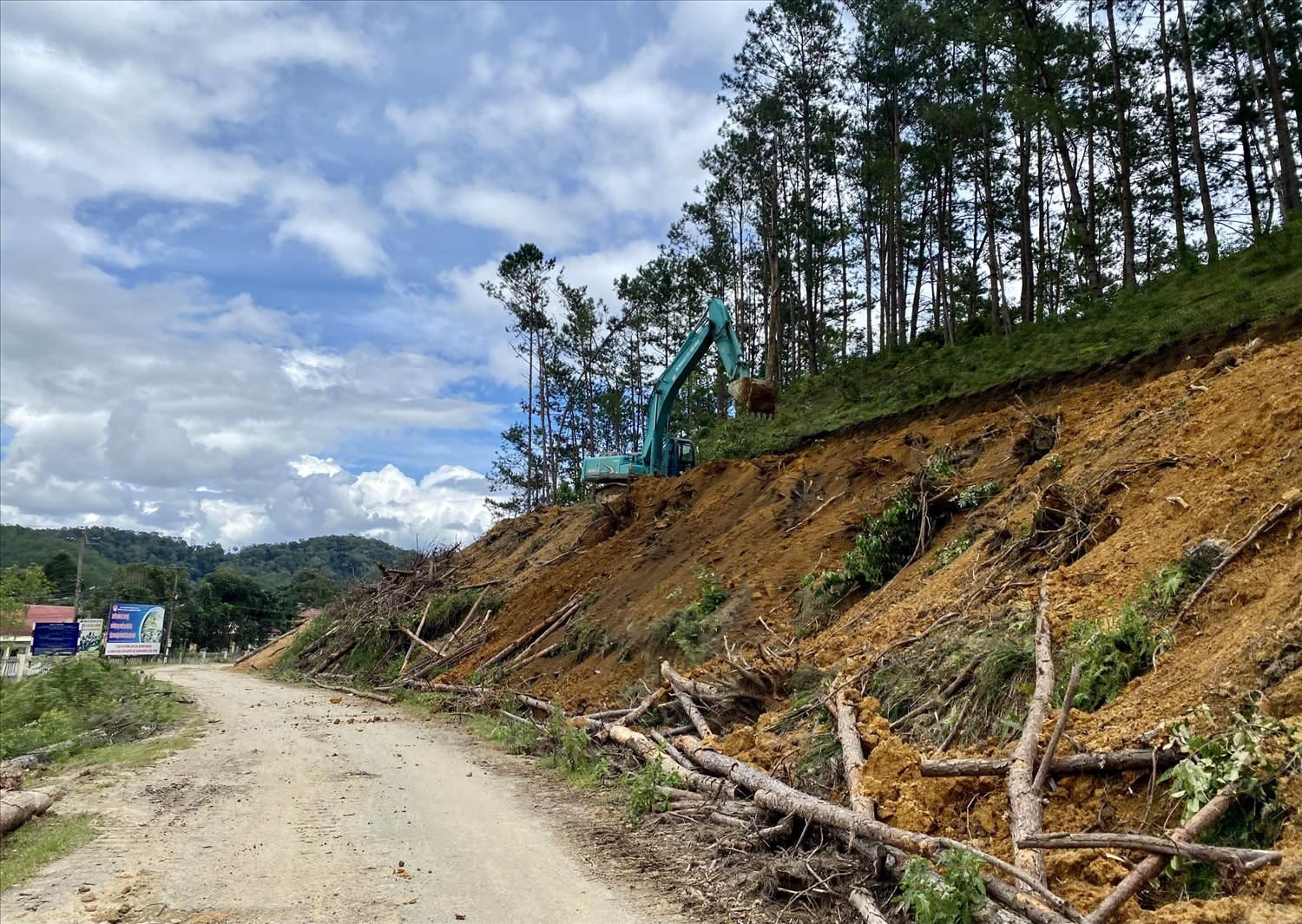 Việc khai thác gỗ để mở rộng tỉnh lộ 676 vẫn đang diễn ra, nhưng không có biện pháp cảnh báo an toàn cho người tham gia giao thông. (Ảnh: Ngọc Chí)