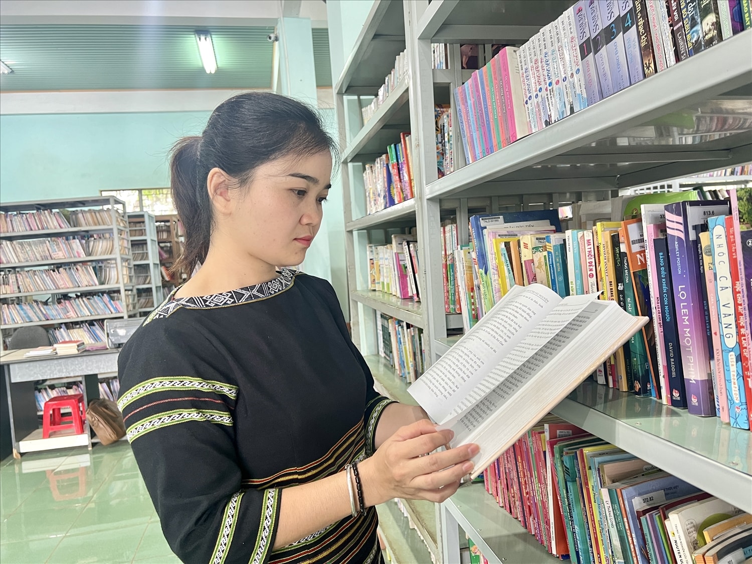 Chị Aya tìm hiểu sâu về chữ viết, phát âm của dân tộc Ba Na thông qua các từ điển, tư liệu