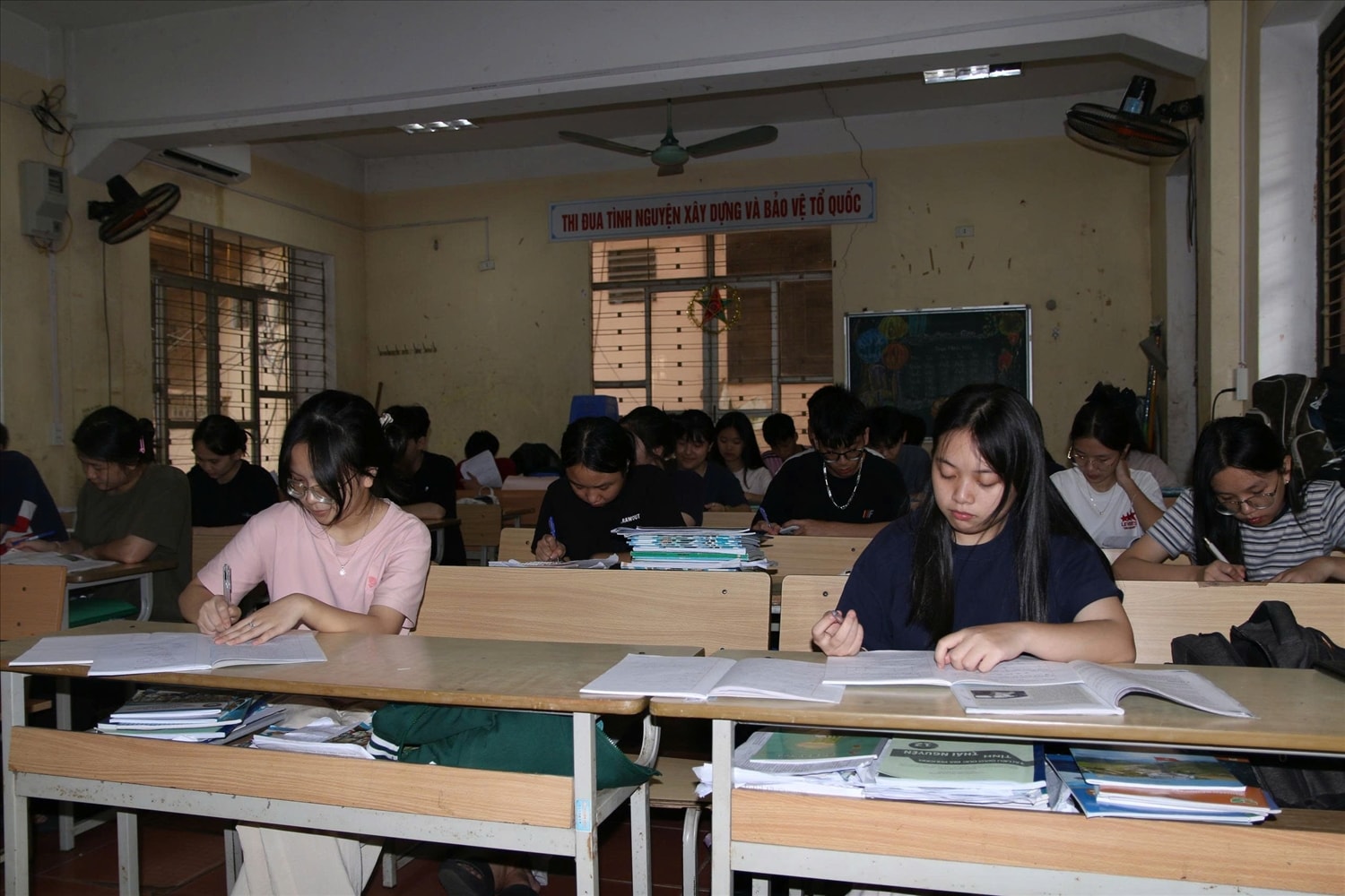 Từ ngày 10/10, Trường Phổ thông Vùng cao Việt Bắc đã có điện trở lại để học sinh học tập, sinh hoạt.