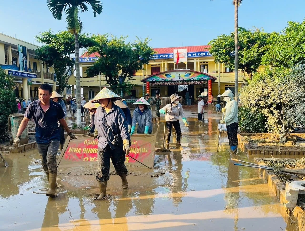 Giáo viên Trường Tiểu học Quang Vinh, Phường Quán Triều, tỉnh Thái Nguyên dọn dẹp trường lớp để đón học sinh trở lại trường.
