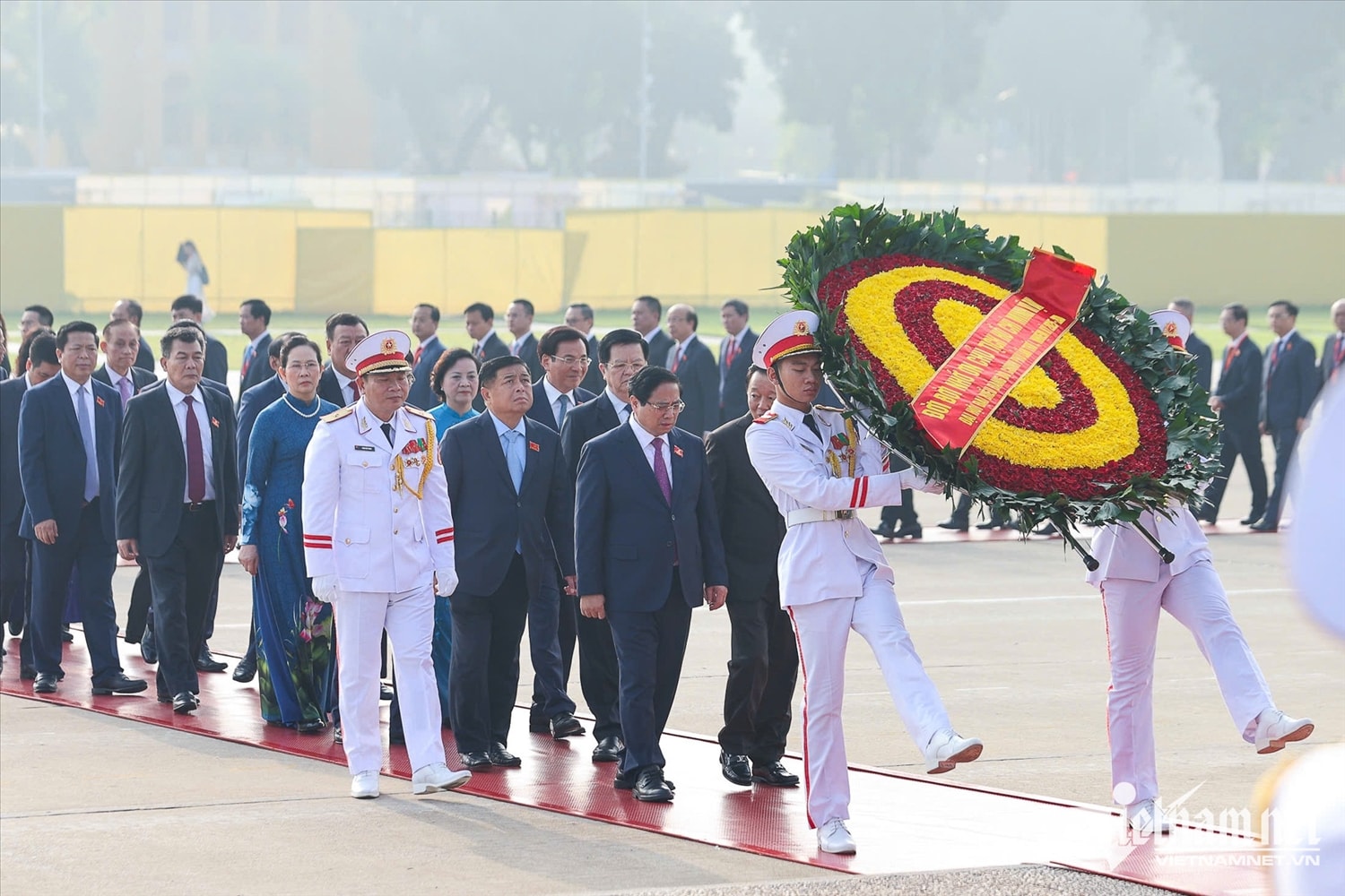 Vòng hoa của đoàn mang dòng chữ 