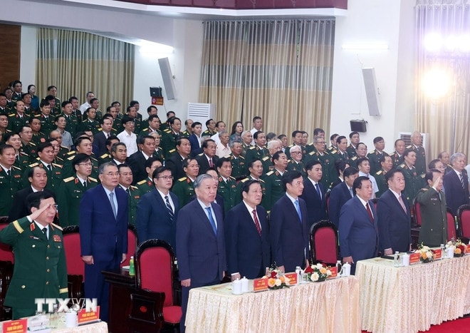 Tổng Bí thư Tô Lâm và các đại biểu thực hiện nghi lễ chào cờ. Ảnh: Thống Nhất/TTXVN