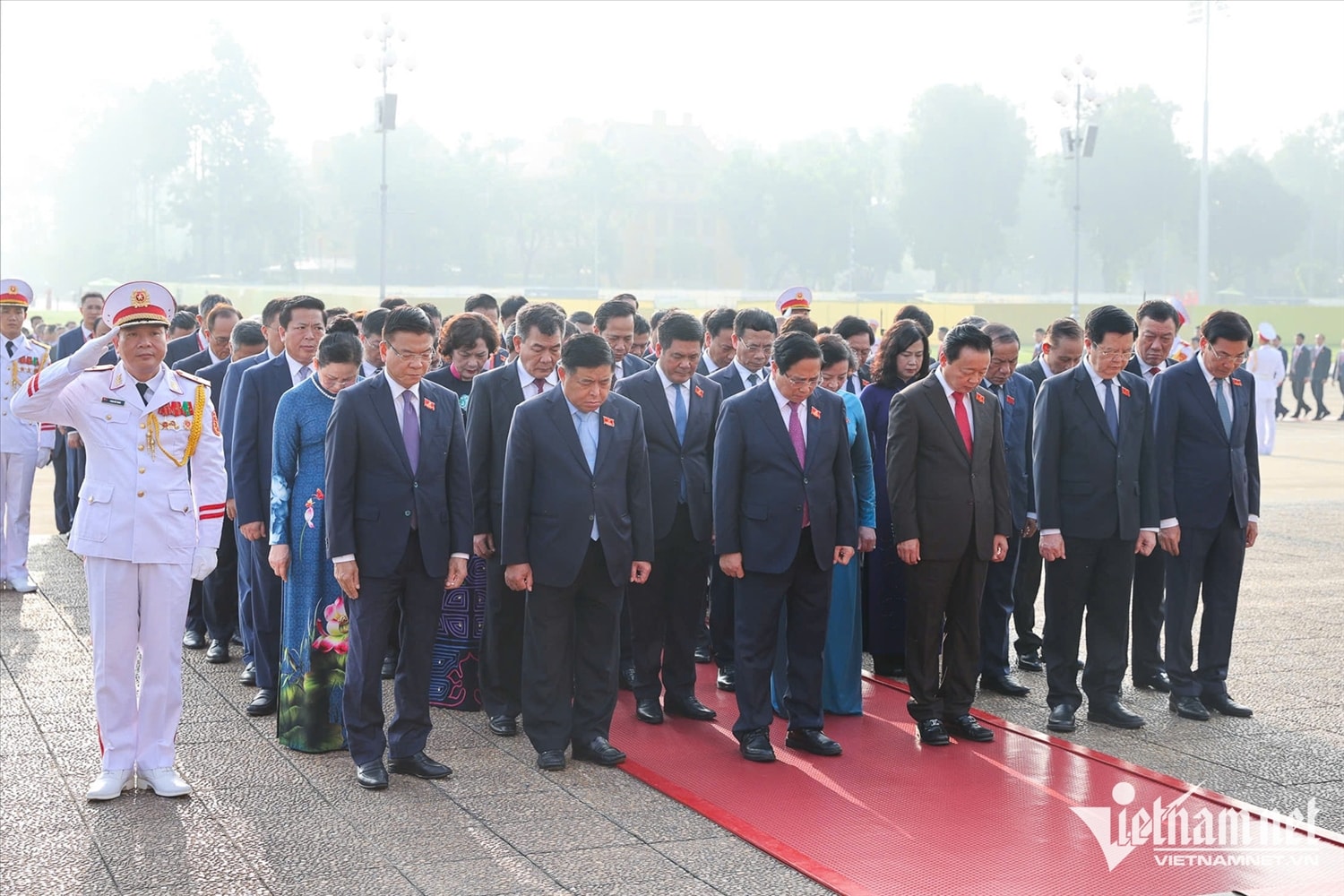 Với lòng biết ơn vô hạn, các đại biểu bày tỏ lòng thành kính, tưởng nhớ công lao to lớn của Chủ tịch Hồ Chí Minh đối với sự nghiệp cách mạng của Đảng và dân tộc