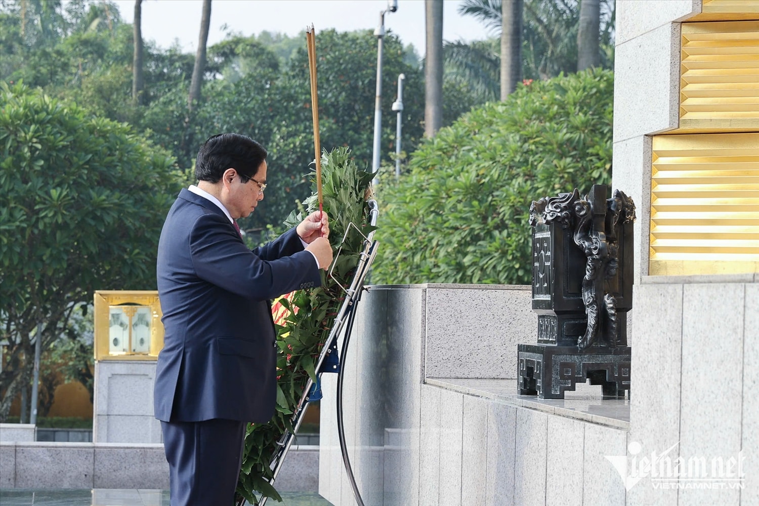 Thủ tướng Phạm Minh Chính dâng hương tưởng niệm các Anh hùng liệt sĩ tại Đài tưởng niệm các Anh hùng liệt sĩ