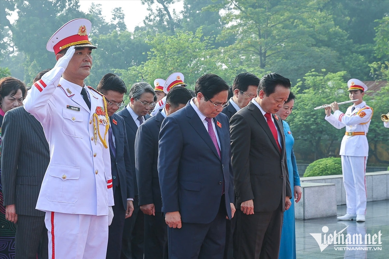 Đoàn đại biểu nghiêng mình tưởng nhớ các Anh hùng liệt sĩ - những người con ưu tú của dân tộc đã không tiếc máu xương, dũng cảm chiến đấu, hy sinh vì sự nghiệp đấu tranh giải phóng dân tộc, vì nền độc lập, tự do của Tổ quốc, vì hạnh phúc, ấm no của nhân dân