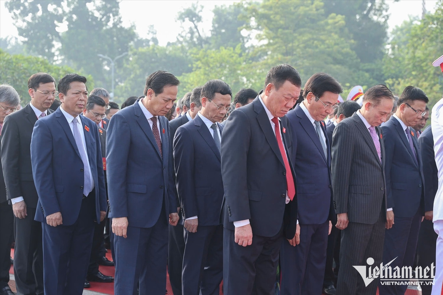 Đoàn đại biểu nghiêng mình tưởng nhớ các Anh hùng liệt sĩ - những người con ưu tú của dân tộc đã không tiếc máu xương, dũng cảm chiến đấu, hy sinh vì sự nghiệp đấu tranh giải phóng dân tộc, vì nền độc lập, tự do của Tổ quốc, vì hạnh phúc, ấm no của nhân dân