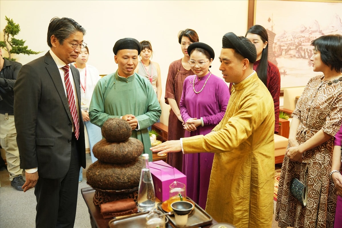 Trao đổi với phóng viên, ông Định Hồng Cường (áo vàng), Nhà nghiên cứu trang phục truyền thống và văn hóa trà Việt Nam, người trực tiếp trình diễn tại sự kiện, chia sẻ: Tôi vô cùng hãnh diện và tự hào khi được UNESCO mời giới thiệu nghệ thuật thưởng trà của người Việt. Được trình diễn tại Hoàng thành Thăng Long, một nơi linh thiêng và cổ kính, chúng tôi ý thức sâu sắc rằng mình đang thực hiện sứ mệnh cúa những đại sứ văn hóa trà