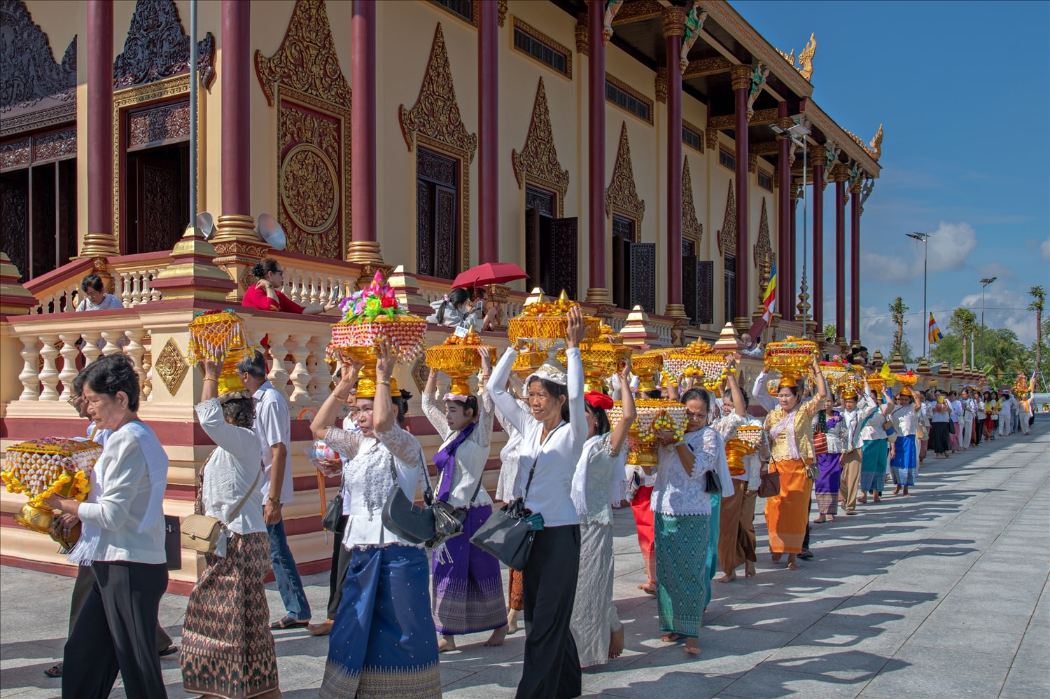 Chư tăng và Phật tử diễu hành quanh chánh điện trước khi bước vào phần lễ chính thức