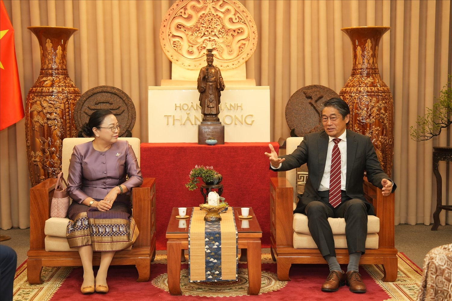 Ông Ito Naoki, Đại sứ đặc mệnh toàn quyền Nhận Bản tại Việt Nam và Bà Khamphao Ernthavanh, Đại sứ đặc mệnh toàn quyền Lào tại Việt Nam bày tỏ vui mừng khi được thưởng thức Trà của Việt Nam