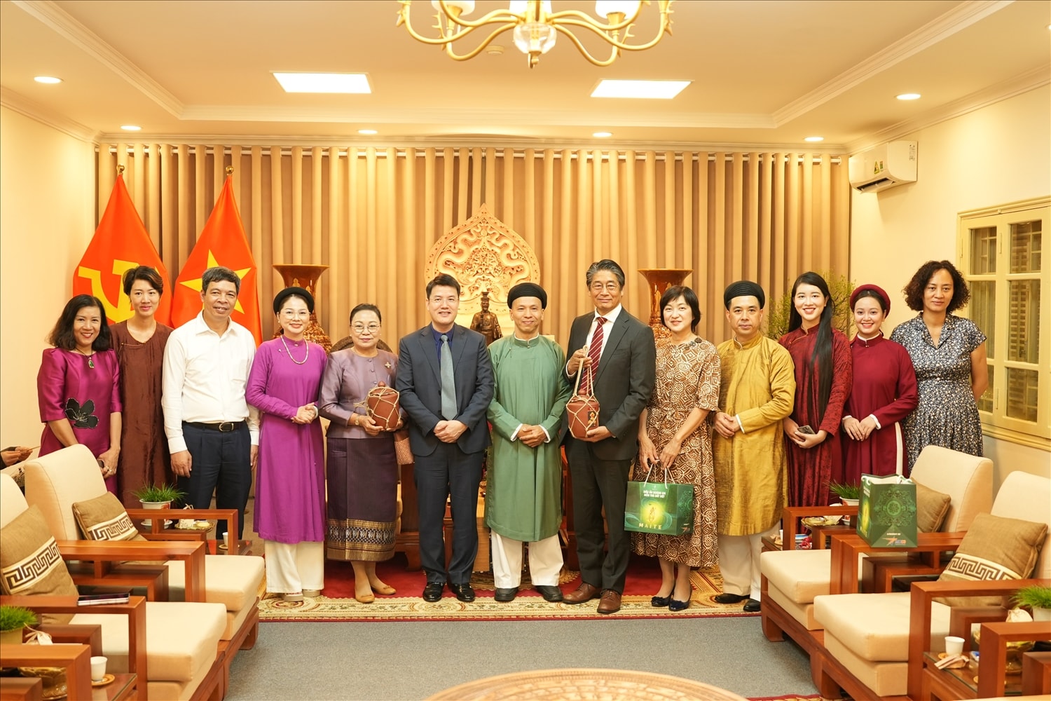 Các đại biểu trao tặng quà và chụp ảnh lưu niệm tại Không gian trải nghiệm văn hóa Trà Việt.