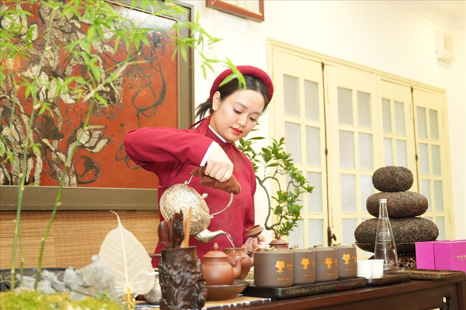 Tại sự kiện, hai loại trà tiêu biểu đã được giới thiệu: Bạch Trà Mẫu Đơn ủ lạnh 24 giờ: Giàu hoạt chất EGCG và L-theanine, giúp giảm căng thẳng và kích hoạt tái tạo tế bào. Hồng Trà 1 tôm 1 lá hàng trăm năm tuổi: Tượng trưng cho năng lượng mạnh mẽ, giúp tăng cường tuần hoàn máu và hỗ trợ tim mạch.