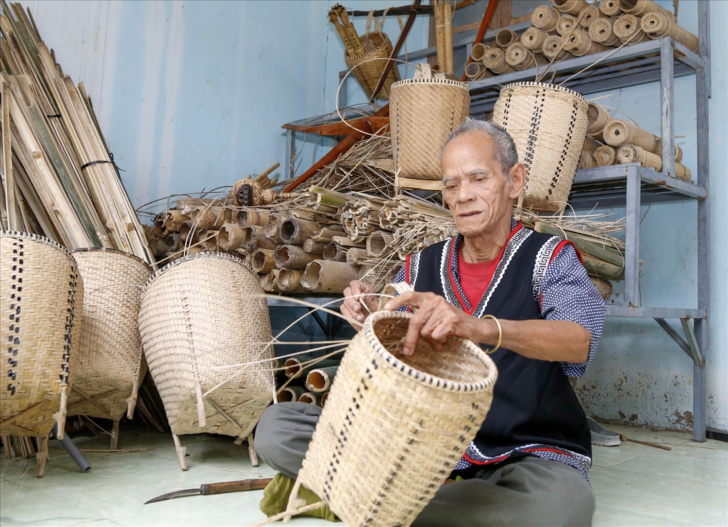 Nghệ nhân Mấu Hồng Thái đan gùi (Ảnh H.L)