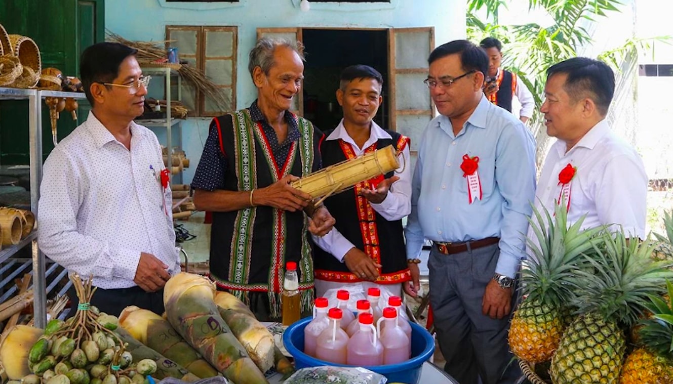 Gian hàng sản phẩm thủ công truyền thống OCOP 3 sao của Nghệ nhân Mấu Hồng Thái trong làng du lịch cộng đồng thôn Hòn Dung luôn thu hút du khách (Ảnh H.L)
