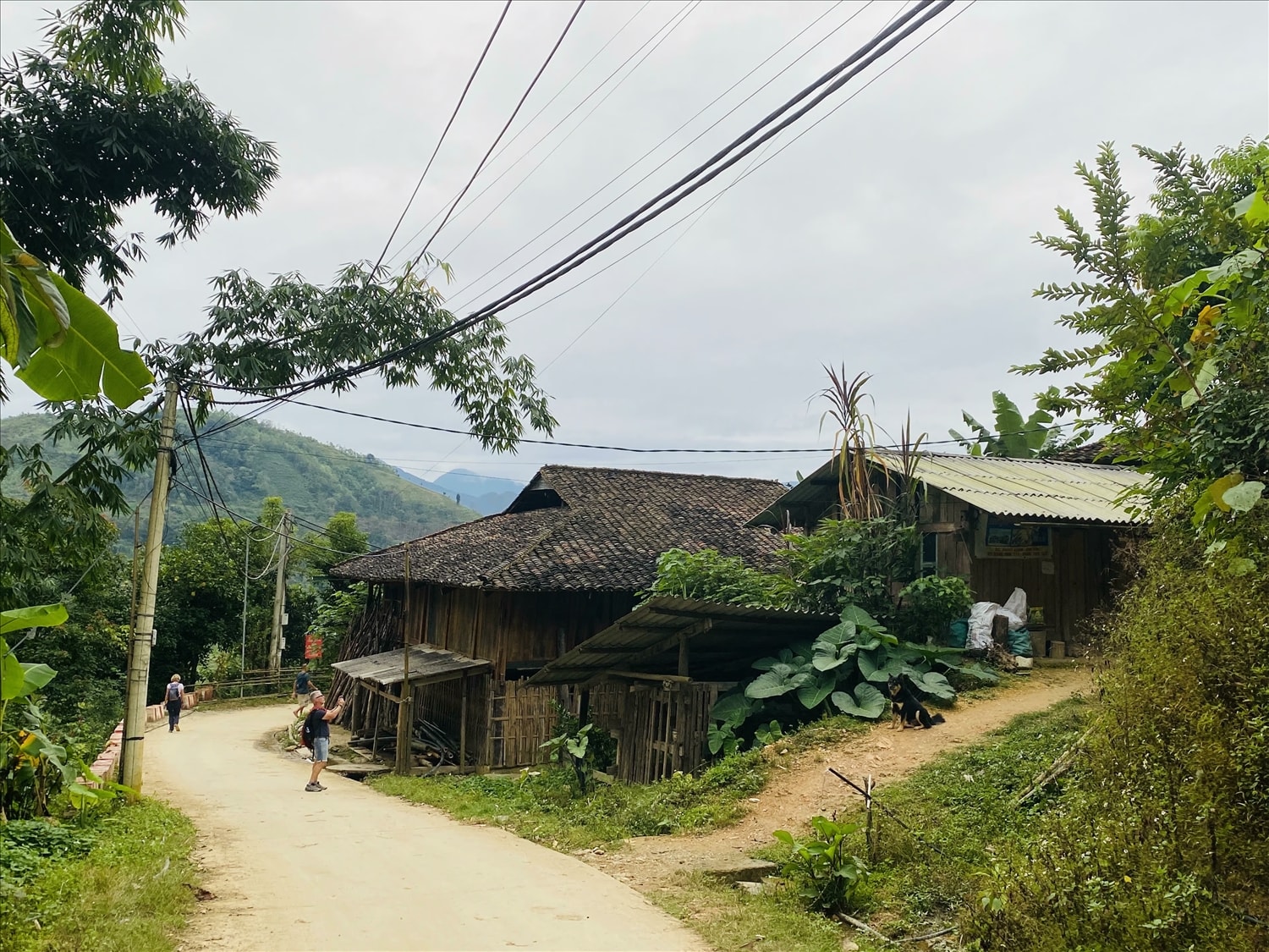 Cơ sở hạ tầng ở xóm Khuổi Khuôn, xã bảo Lạc được đầu tư đồng bộ.