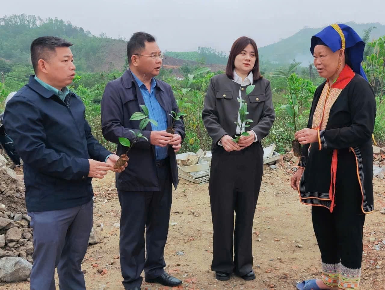 Bà con phấn khởi chia sẻ với lãnh đạo xã Ba Chẽ mong chờ về nhà máy chế biến quế trên địa bàn xã  đi vào hoạt động. Ảnh: B.M