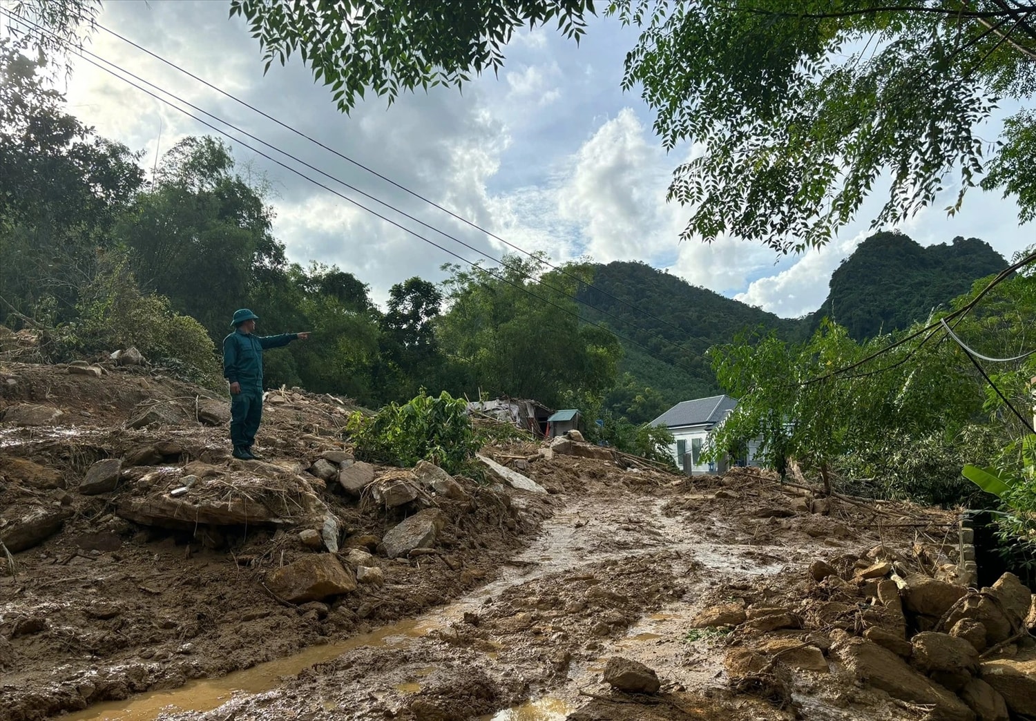 Đất đá ngổn ngang sau bão lũ ở thôn  Chiềng Chanh, xã Cẩm Thủy. 