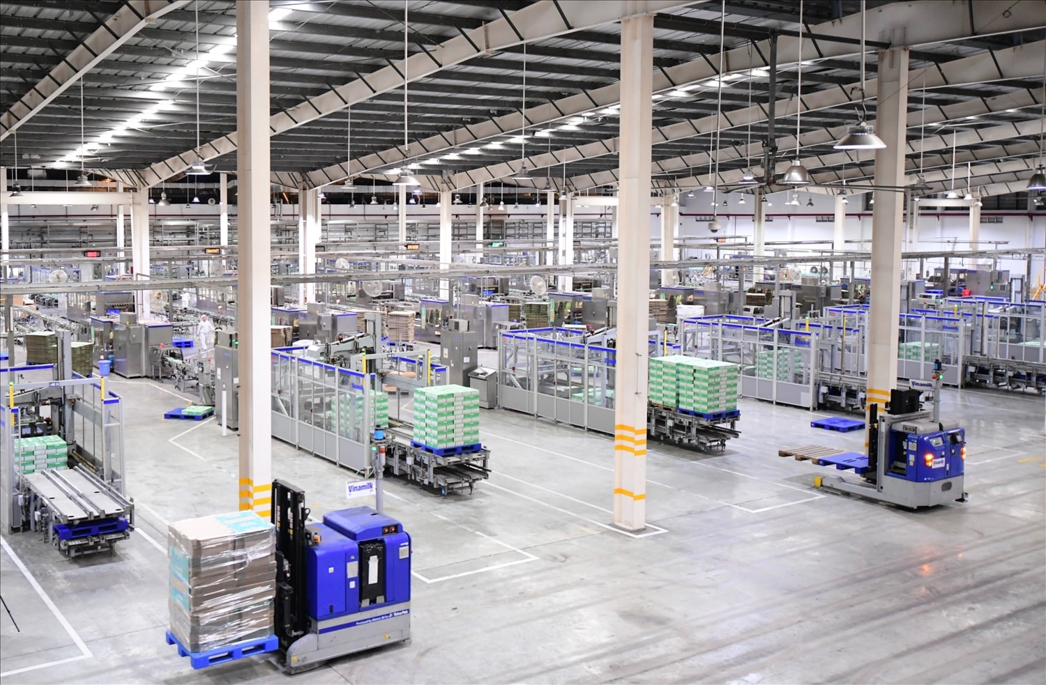 Vinamilk đã khánh thành hai “siêu nhà máy” hiện đại bậc nhất khu vực vào năm 2013 – cột mốc quan trọng đưa ngành sữa Việt Nam vươn tầm thế giới,  khẳng định năng lực sản xuất và tiêu chuẩn công nghệ quốc tế.