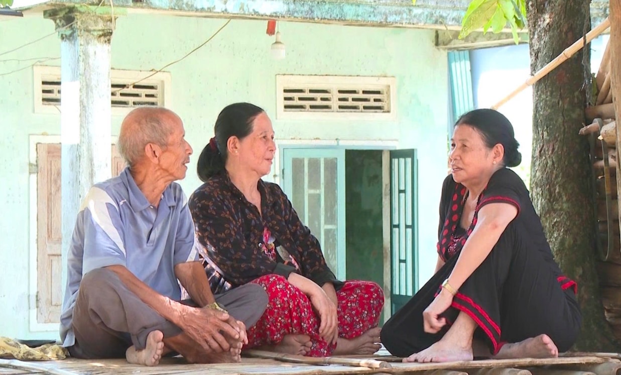 Bà Đinh Thị Hú (ngoài cùng bên phải) vận động bà con chấp hành chủ trương, đường lối của Đảng, chính sách pháp luật của Nhà nước, tập trung phát triển kinh tế, xây dựng quê hương (Ảnh N.Đ)