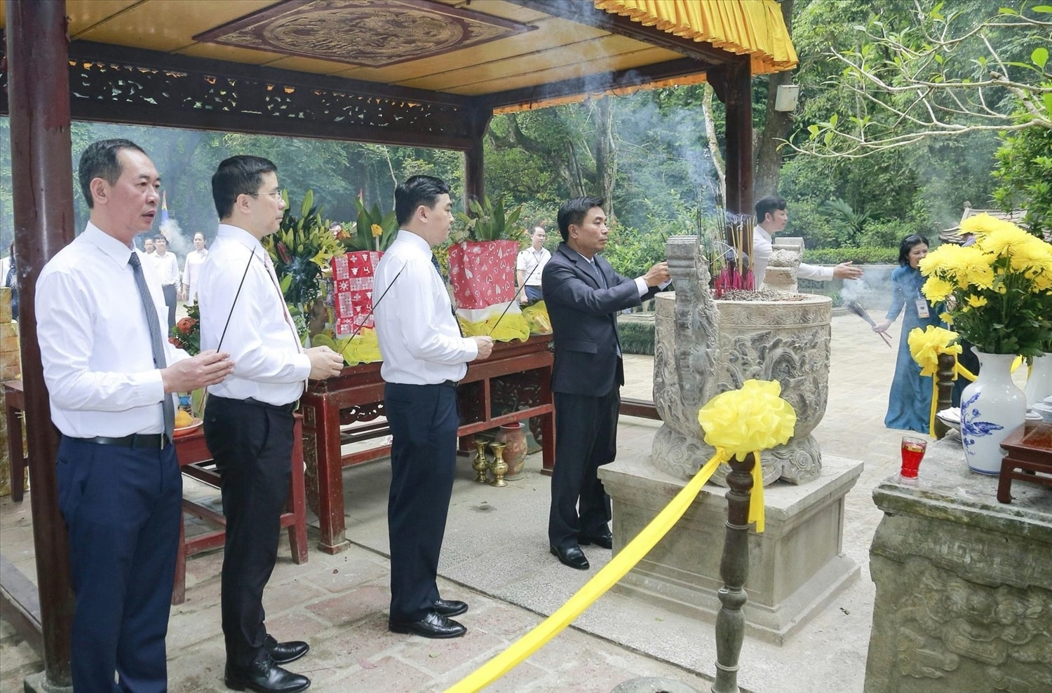 Lãnh đạo tỉnh Thanh Hóa dâng hương tưởng niệm Anh hùng dân tộc Lê Lợi. Lãnh đạo tỉnh Thanh Hóa dâng hương tưởng niệm Anh hùng dân tộc Lê Lợi.
