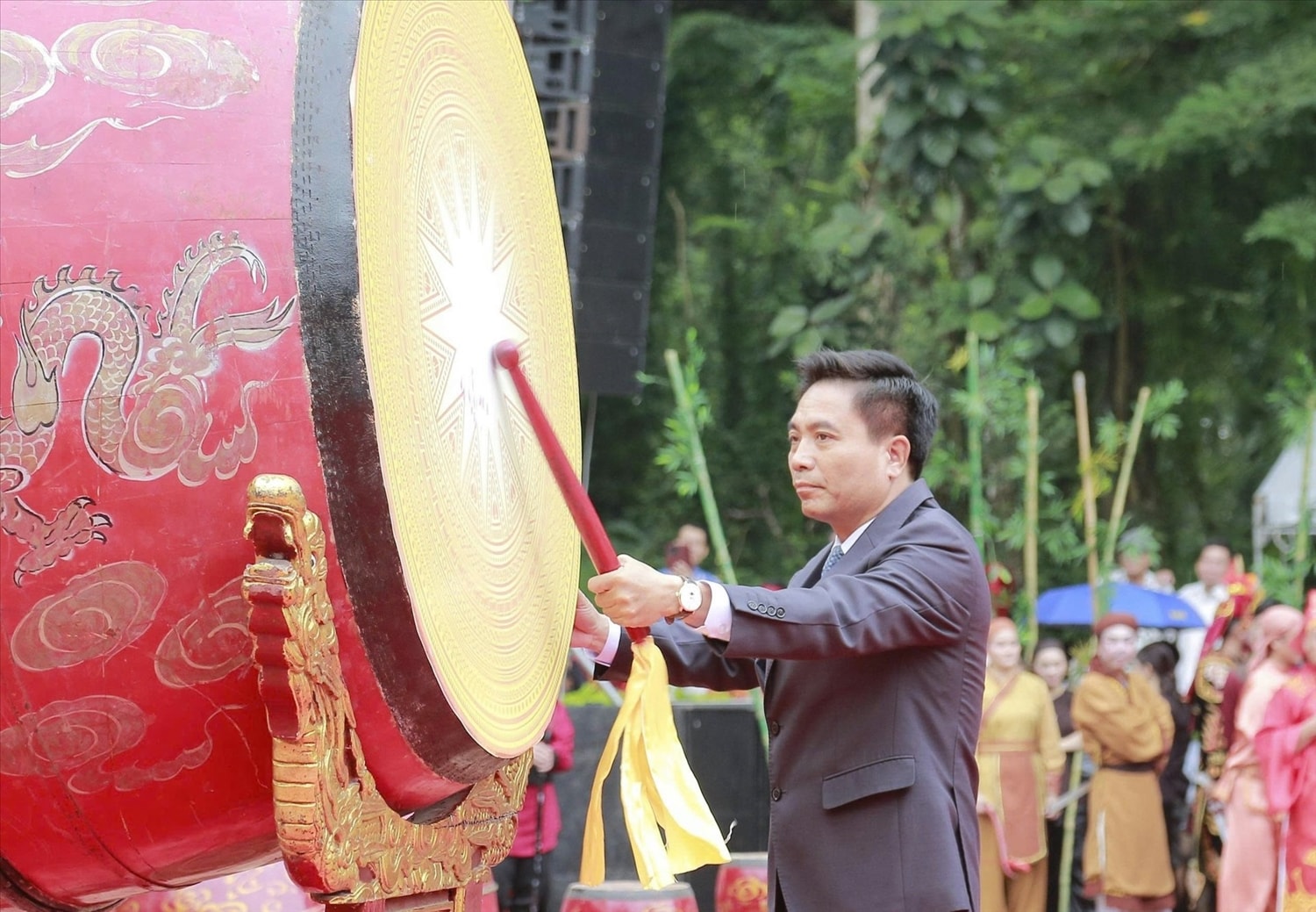 Bí thư Tỉnh ủy Thanh Hóa Nguyễn Doãn Anh đánh trống khai hội Lễ hội Lam Kinh 2025 Bí thư Tỉnh ủy Thanh Hóa Nguyễn Doãn Anh đánh trống khai hội Lễ hội Lam Kinh 2025