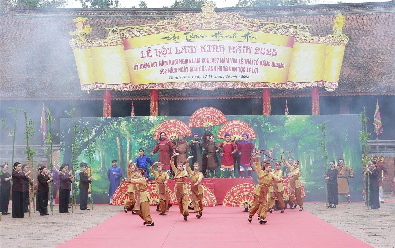 Lễ hội trải qua các phần nghi lễ như dâng hương, rước kiệu, trình tấu chúc văn và phần hội với chương trình nghệ thuật đặc sắc “Hào khí Lam Sơn - Tỏa sáng trường tồn” gồm 2 chương. Chương 1: “Hào khí Lam Sơn - Anh hùng tụ nghĩa” và chương 2: “Bình Định Vương đăng quang Hoàng đế”. Lễ hội trải qua các phần nghi lễ như dâng hương, rước kiệu, trình tấu chúc văn và phần hội với chương trình nghệ thuật đặc sắc “Hào khí Lam Sơn - Tỏa sáng trường tồn” gồm 2 chương. Chương 1: “Hào khí Lam Sơn - Anh hùng tụ nghĩa” và chương 2: “Bình Định Vương đăng quang Hoàng đế”.