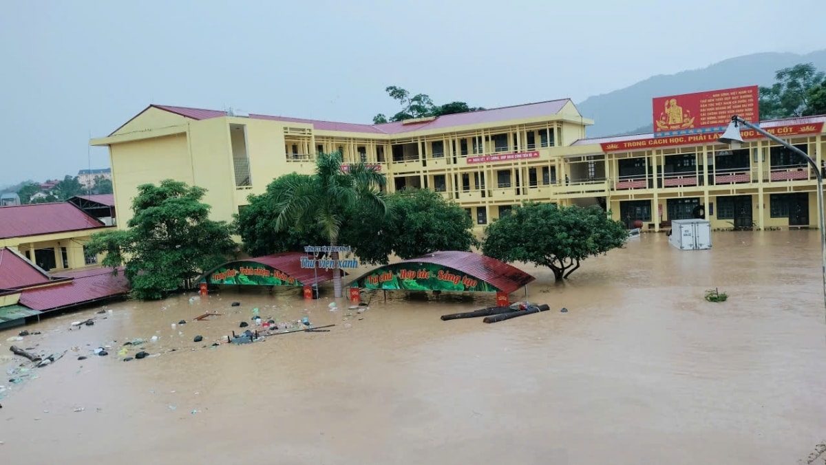 Trường PTDTNT Na Rì, Thái Nguyên ngập sâu hôm 7/10 (Ảnh MH).