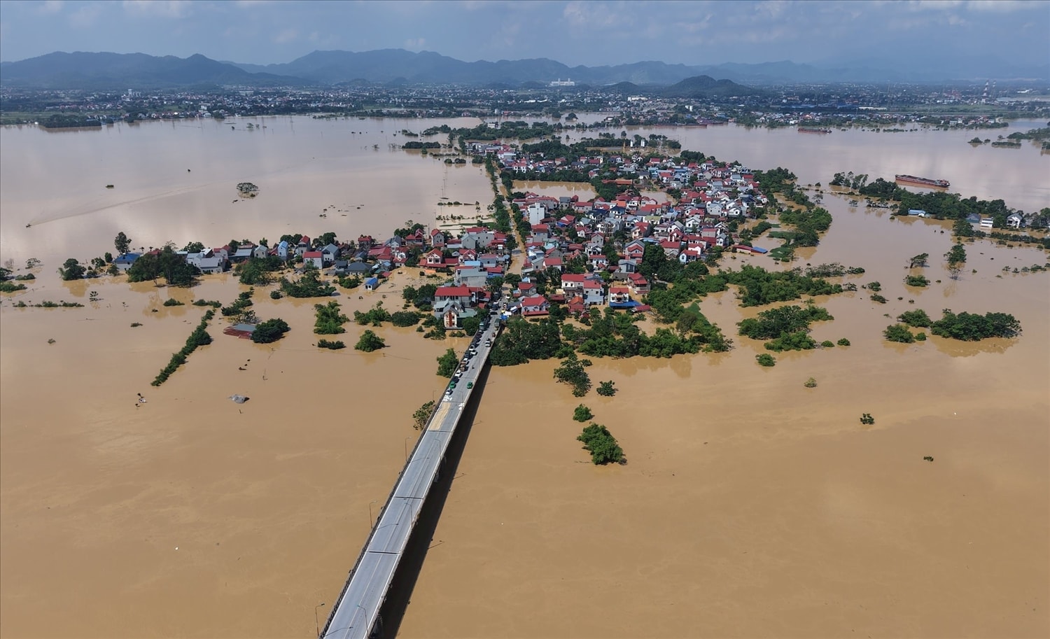 Trong chưa đầy một tháng qua, đất nước ta liên tiếp phải oằn mình hứng chịu hai cơn bão lớn số 10 và số 11. Mưa lớn, lũ quét, sạt lở đã khiến nhiều tỉnh phía Bắc chìm trong biển nước (Ảnh TL).