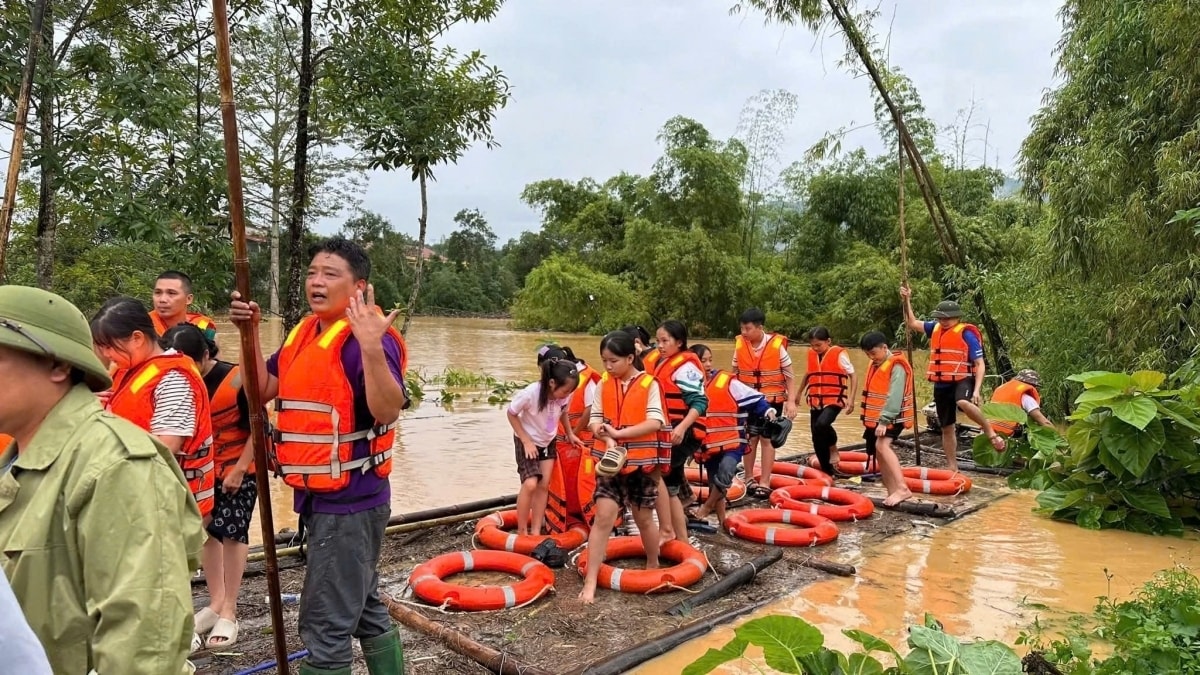 Thủ tướng Chính phủ yêu cầu có phương án kịp thời hỗ trợ sách vở, thiết bị giảng dạy, đồ dùng học tập đối với các cơ sở giáo dục bị thiệt hại do thiên tai để nhanh chóng khôi phục, bảo đảm điều kiện học tập của học sinh (Ảnh TTDVTH Na Rì).