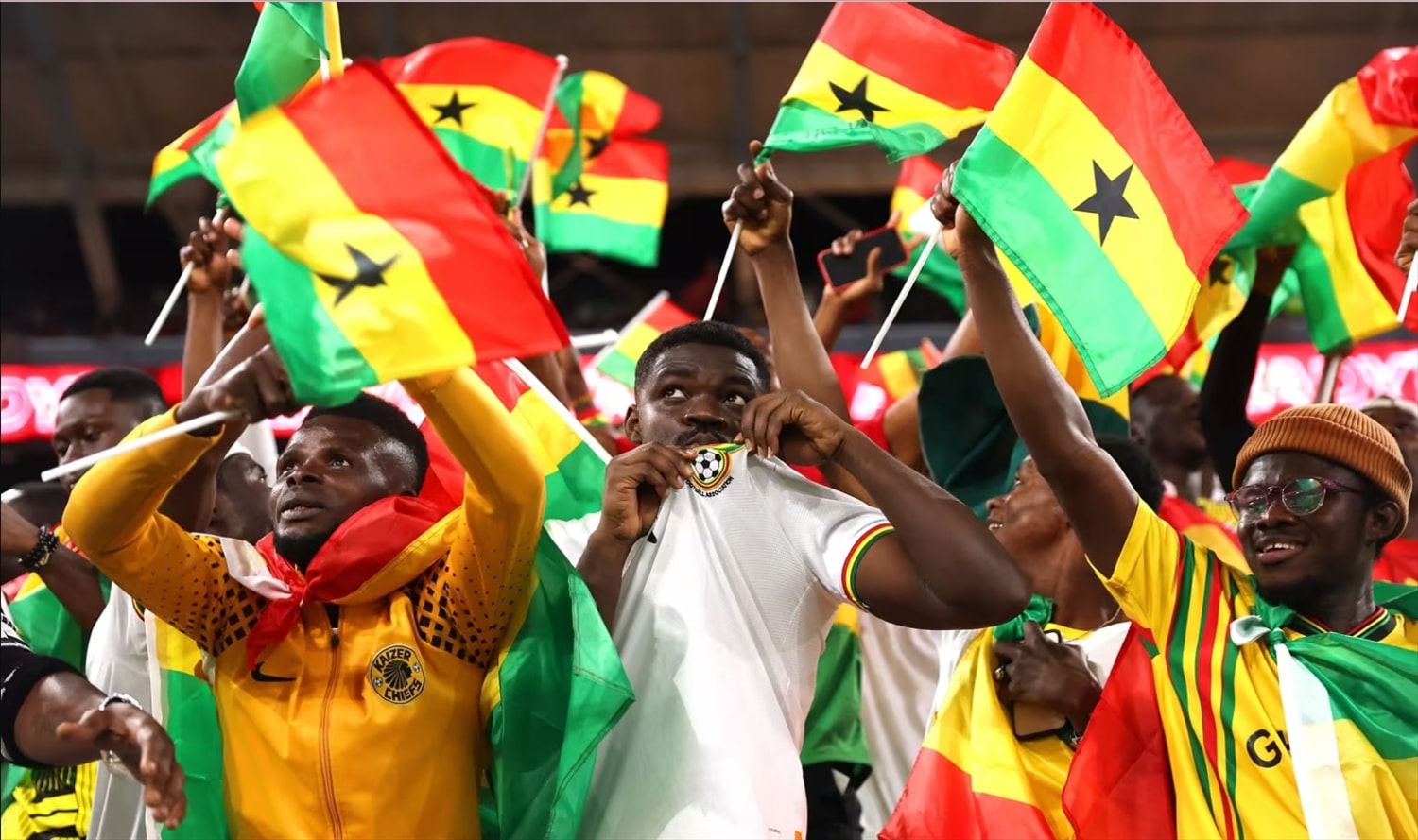Cổ động viên Ghana vui mừng trước tấm vé dự World Cup 2026 của đội nhà (Ảnh IT)