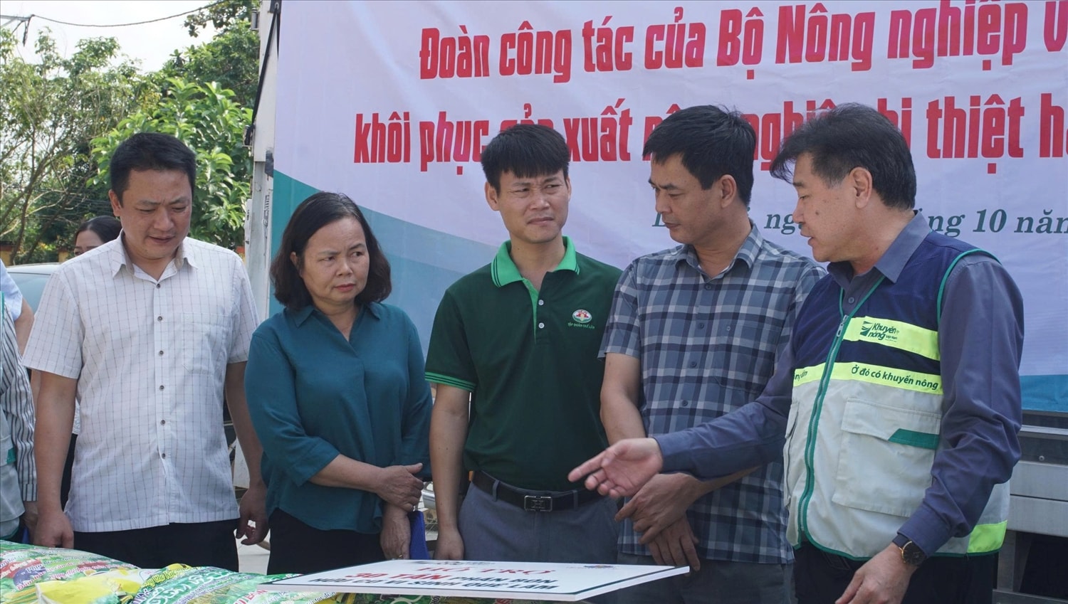 Cấp 1.000 lít thuốc tiêu độc khử trùng cho 30 thôn nhằm xử lý môi trường, hạn chế dịch bệnh lây lan sau thiên tai
