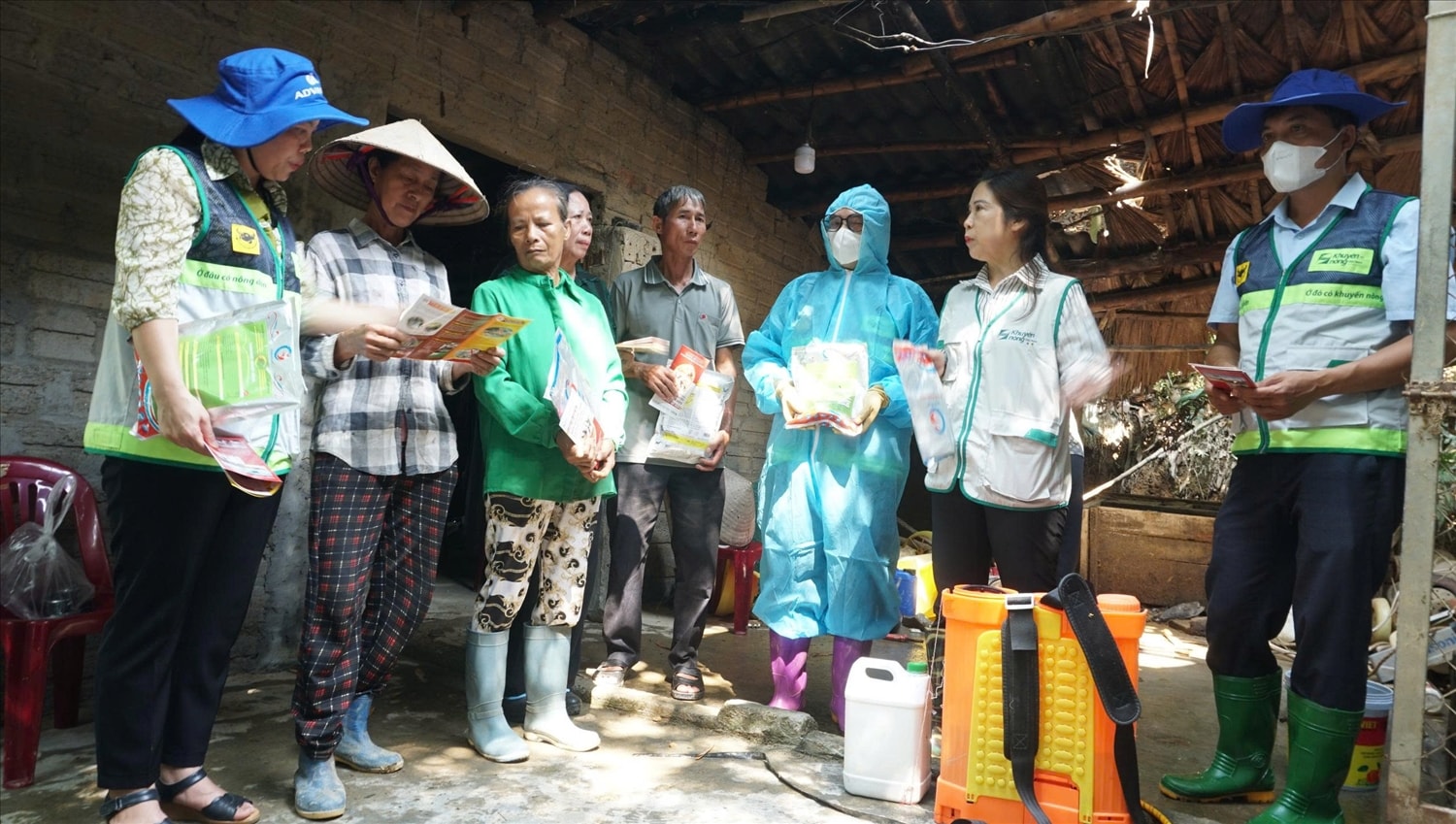 Người dân được tập huấn về quản lý thức ăn, phòng bệnh cho gà sau lũ, chuẩn bị chuồng nuôi đảm bảo kỹ thuật cho lứa mới
