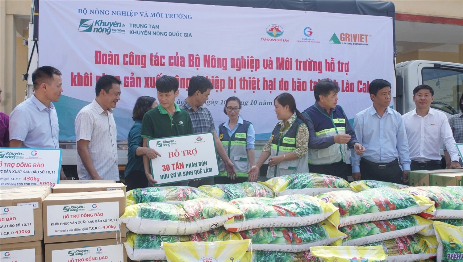 Trung tâm đã cấp phát 30 tấn phân bón hữu cơ cho hơn 400 hộ trồng dâu nuôi tằm, giúp bổ sung dinh dưỡng, cải tạo đất và phục hồi cây dâu bị ảnh hưởng do mưa bão