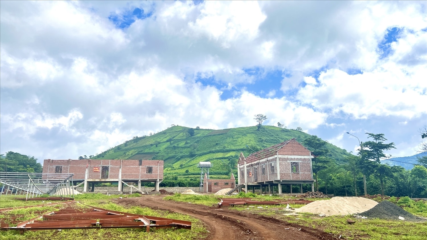 Công trình Nhà rông tại làng Ia Gri thuộc Dự án hỗ trợ đầu tư xây dựng điểm đến du lịch tiêu biểu làng Ia Gri có tổng kinh phí trên 9,4 tỷ đồng