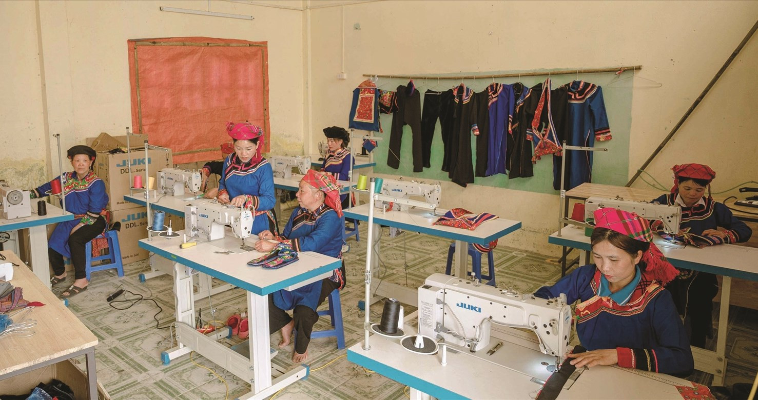Từ nguồn vốn của Tiểu Dự án 1 - Dự án 9, Chương trình MTQG 1719 giúp Nhóm cộng đồng bảo tồn nghề thêu thổ cẩm và  may trang phục truyền thống dân tộc Cờ Lao, thôn Tà Chải, xã Tân Tiến, tỉnh Tuyên Quang  được thành lập với 12 thành viên