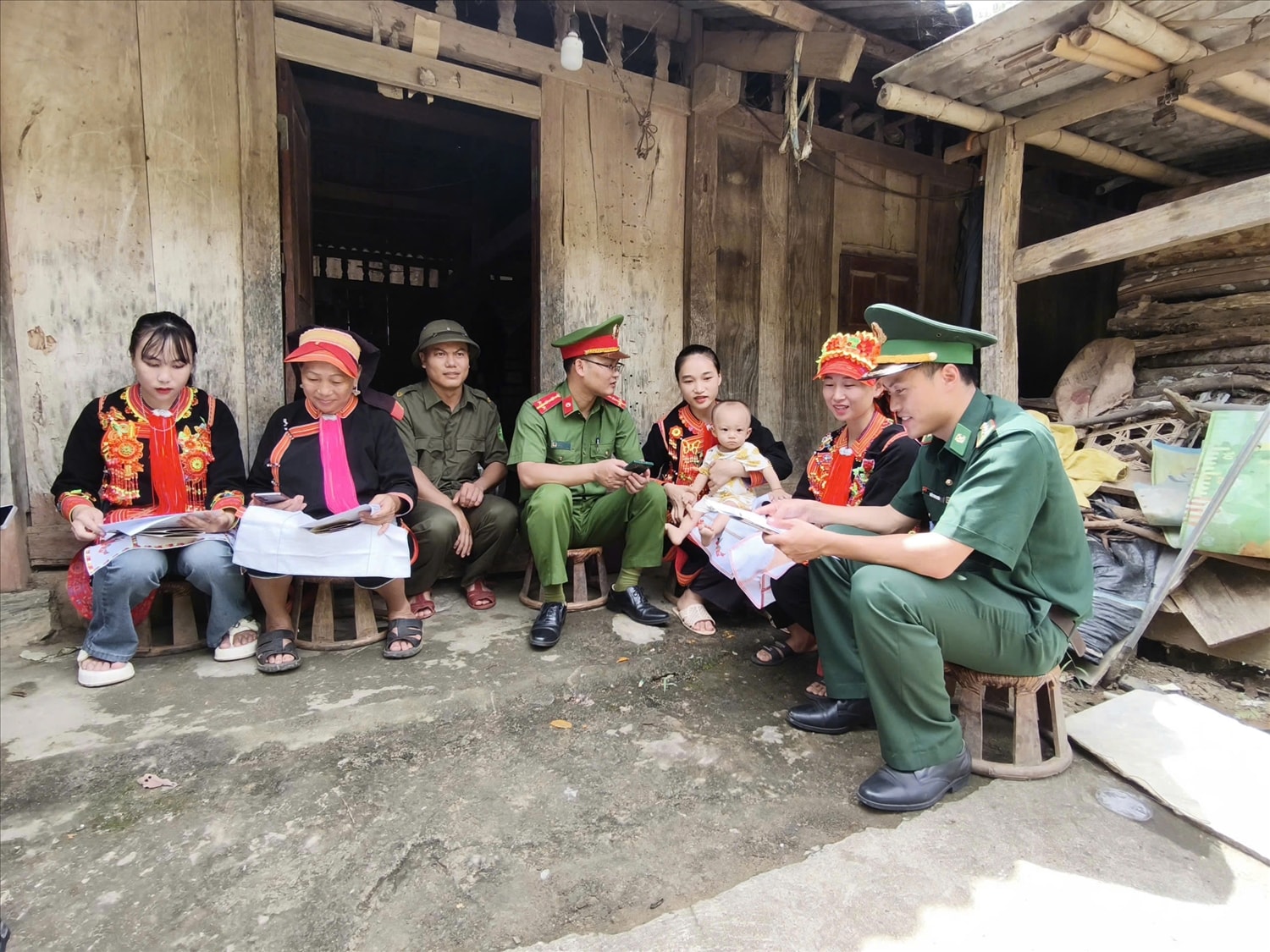 Đồn BPCK Ma Lù Thàng chủ trì, phối hợp với lực lượng công an tuyên truyền, vận động người dân thu hồi vũ khí, vật liệu nổ