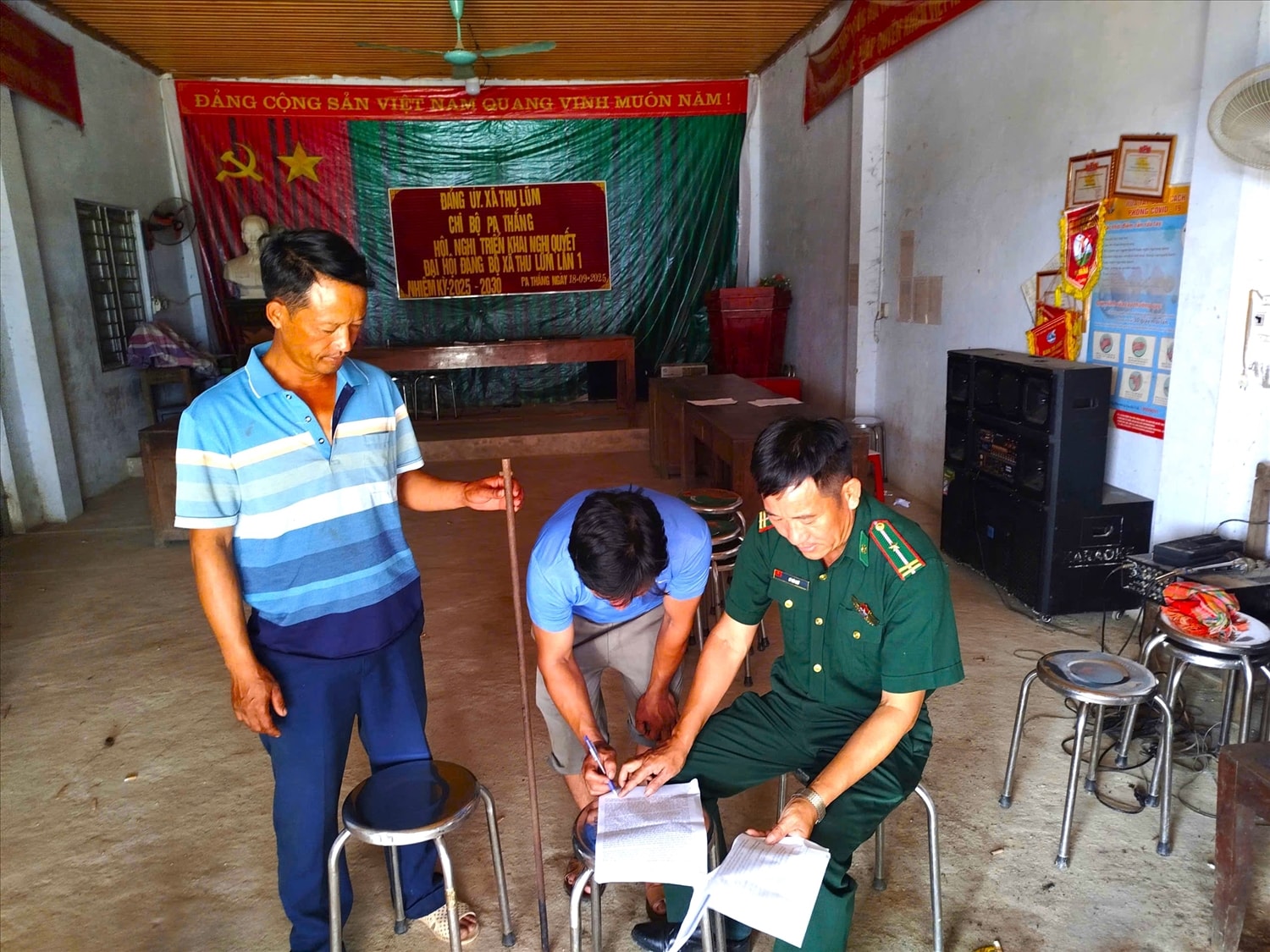 Người dân sau khi được tuyên truyền, vận động đã ký cam kết không tàng trữ vũ khí, vật liệu nổ trái phép