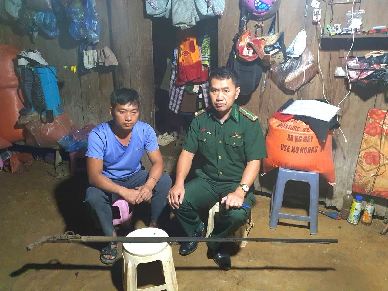 Với phương châm “đi từng bản, đến từng nhà” cán bộ, chiến sĩ Bộ đội Biên phòng Lai Châu giúp người dân nâng cao nhận thức về tác hại của việc chế tạo, sử dụng các loại súng tự chế, vật liệu nổ và công cụ hỗ trợ