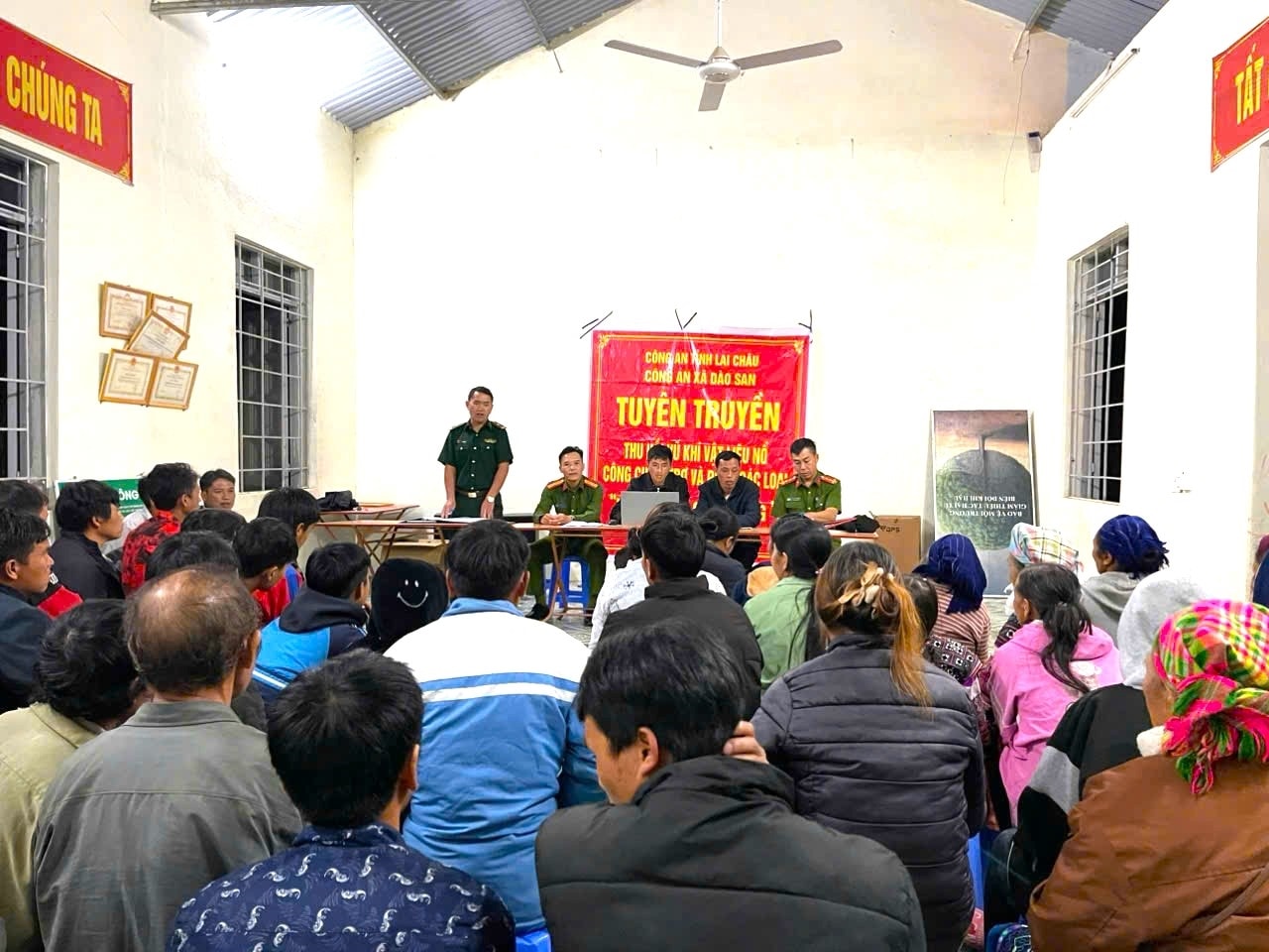 Đồn Biên phòng Dào San  phối hợp với công an xã tuyên truyên truyền, vận động nhân dân tại 02 bản Sin Chải, Tung Qua Lìn không tàng trữ vũ khí, vật liệu nổ.