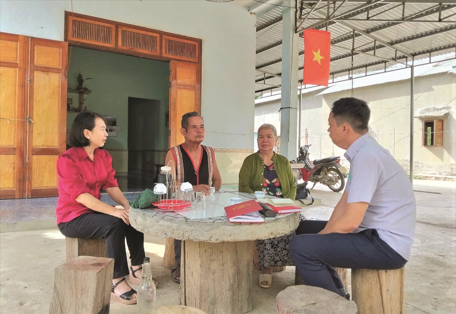 Già A Líu (áo thổ cẩm), Người có uy tín làng Tang, xã Mô Rai luôn được dân làng kính trọng và là “điểm tựa” vững chắc của dân làng