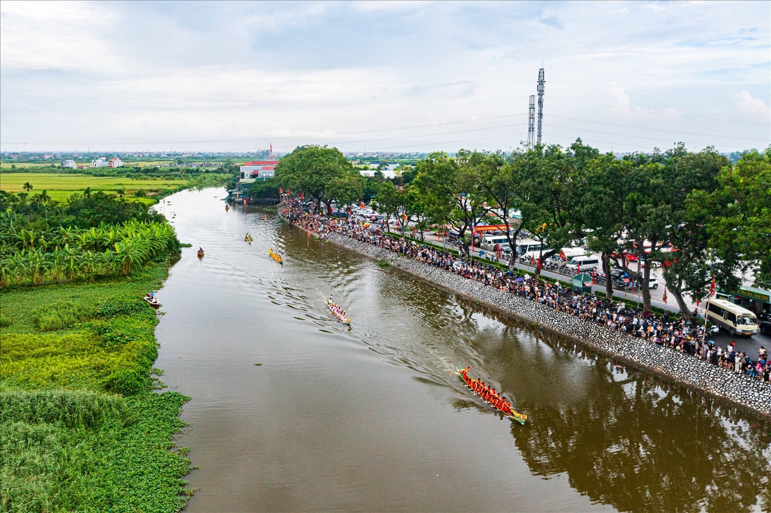 Quang cảnh phần thi bơi trải