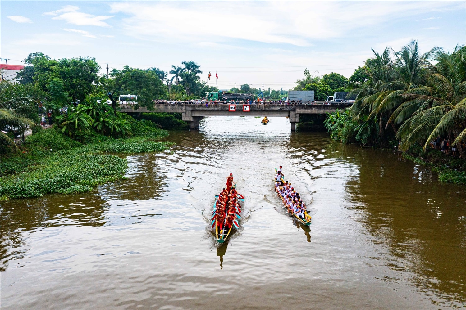 Thi bơi trải là nét văn hóa đặc sắc trong lễ hội truyền thống đền Đồng Bằng.
