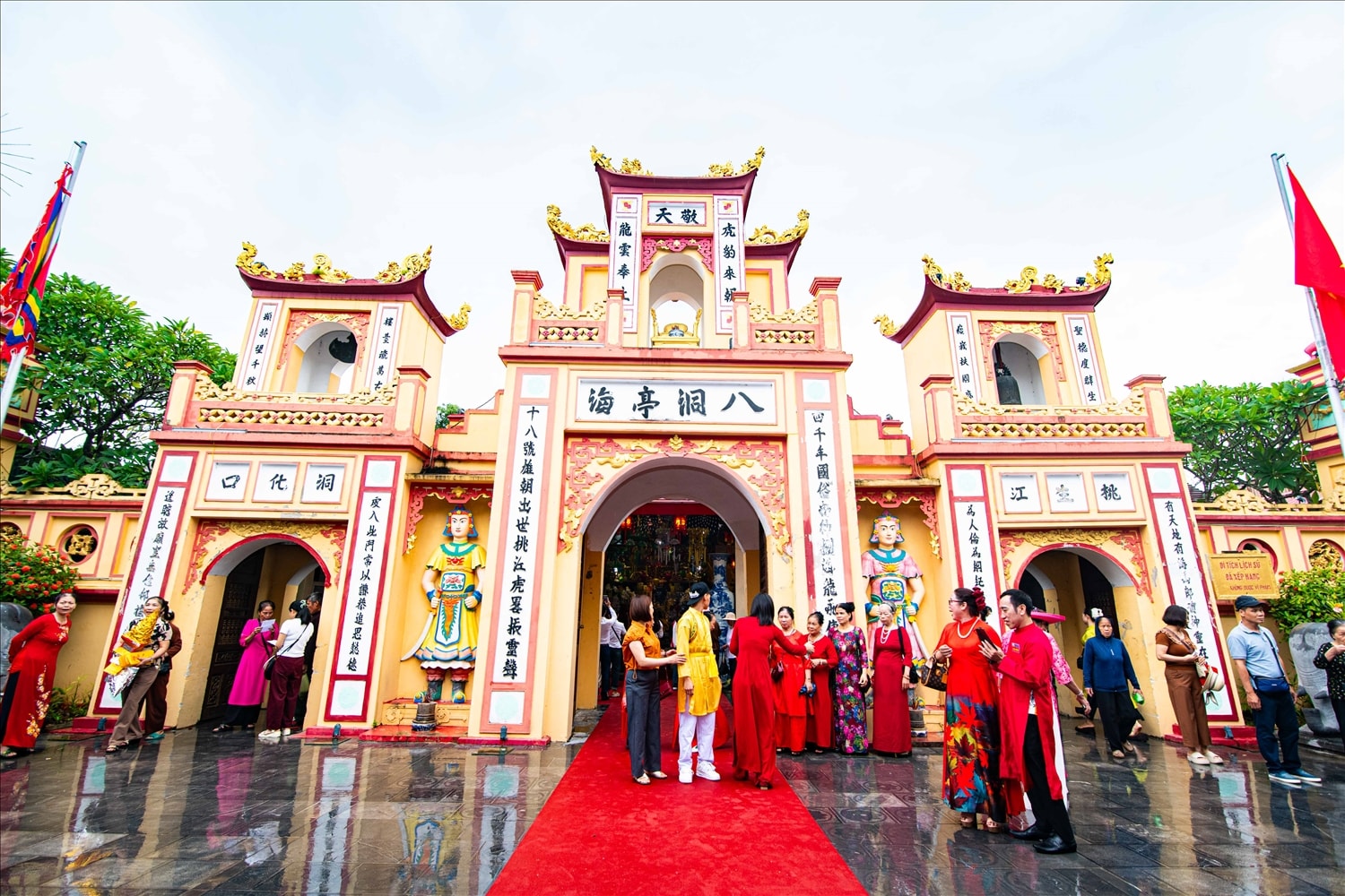 Đền Đồng Bằng là nơi thờ Đức Vua Cha Bát Hải Động Đình, người có công giúp Vua Hùng đánh giặc ngoại xâm, chiêu dân, lập ấp.