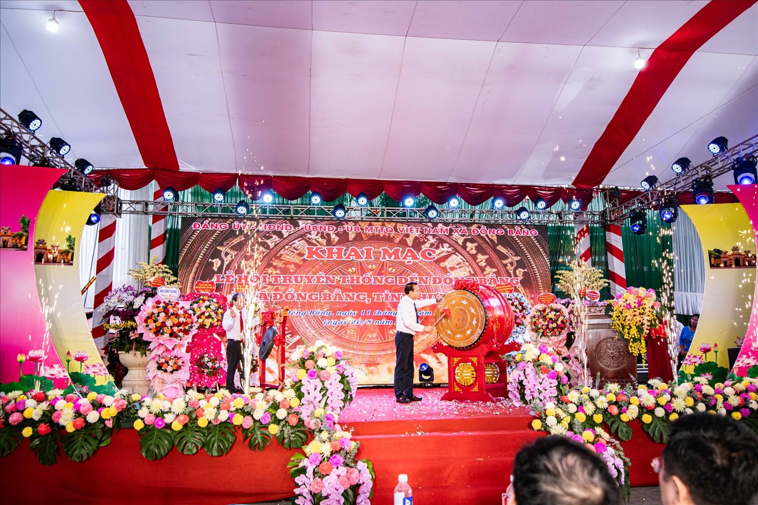 Lãnh đạo xã Đồng Bằng thực hiện nghi thức đánh trống, đánh chiêng khai hội.