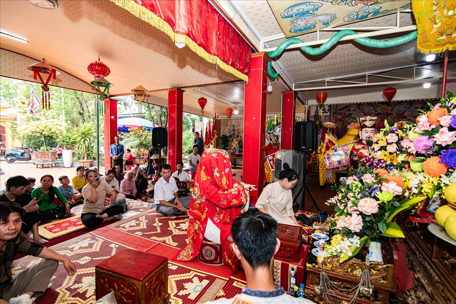 Lễ hội gồm nhiều hoạt động tâm linh truyền thống, đặc sắc như: Lễ rước kiệu, hát văn hầu đồng, tế lễ dâng hương; bơi trải, đấu vật, kéo co, chọi gà, cờ tướng...