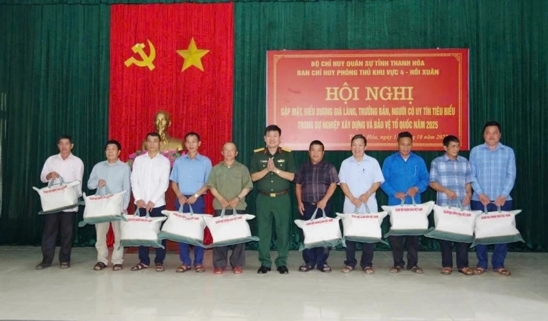 Bộ CHQS tỉnh Thanh Hóa trao quà tri ân Già làng, Trưởng bản, Người có uy tín 