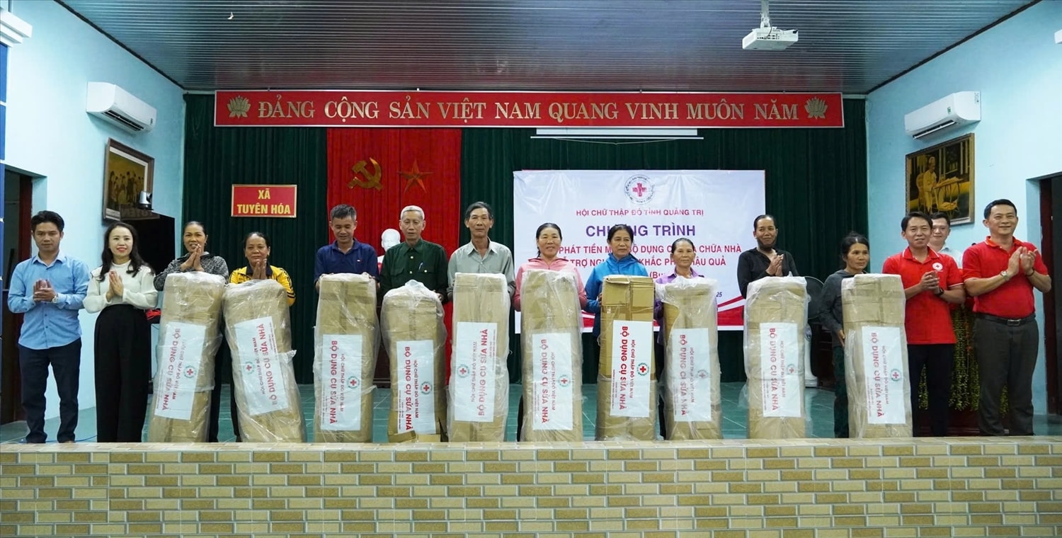Hội Chữ thập đỏ tỉnh Quảng Trị trao dụng cụ sửa chữa nhà ở cho bà con bị thiệt hại sau bão số 10 (Ảnh: N.H) Hội Chữ thập đỏ tỉnh Quảng Trị trao dụng cụ sửa chữa nhà ở cho bà con bị thiệt hại sau bão số 10 (Ảnh: N.H)