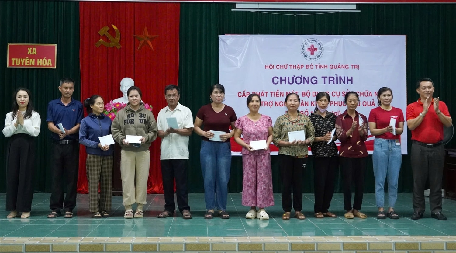 100 suất quà, mỗi suất 1 triệu đồng tiền mặt đã được trao cho bà con thiệt hại sau bão số 10 (Ảnh: N.H) 100 suất quà, mỗi suất 1 triệu đồng tiền mặt đã được trao cho bà con thiệt hại sau bão số 10 (Ảnh: N.H)